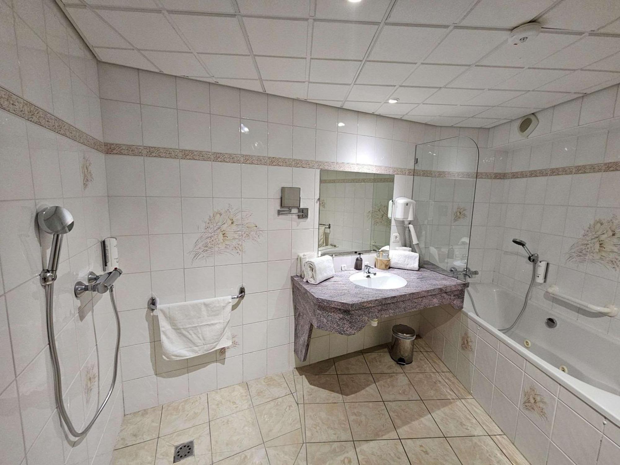 Auberge Du Lac, Sure Hotel Collection By Best Western Mesnil-Saint-Père Eksteriør bilde